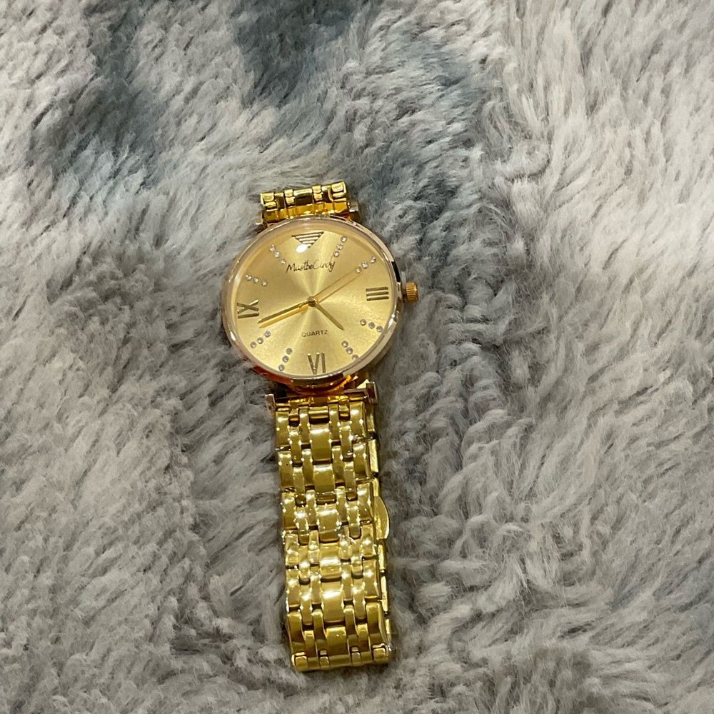 Gold color “ must be Cindy “ watch